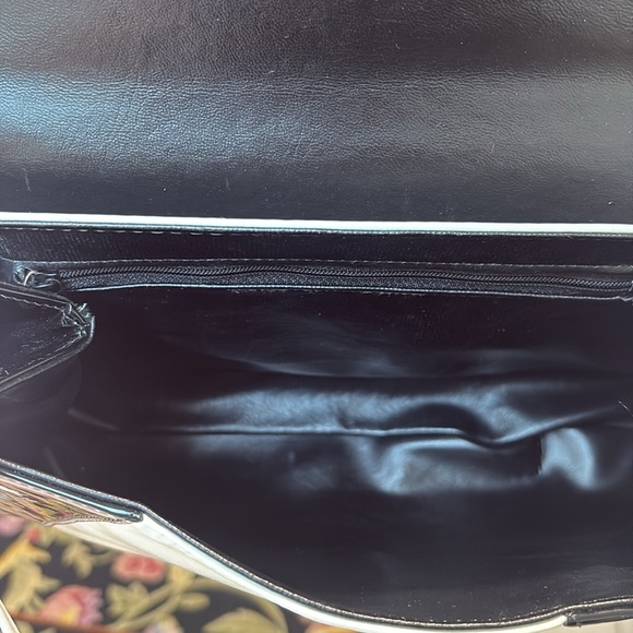 Unbranded Chic Black Patent Leather and White Large Clutch. - Picture 8 of 11